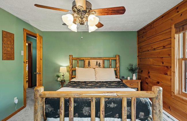 Deer Haven Cabin by Avantstay Waterfront Dock + Firepit - Photo 2
