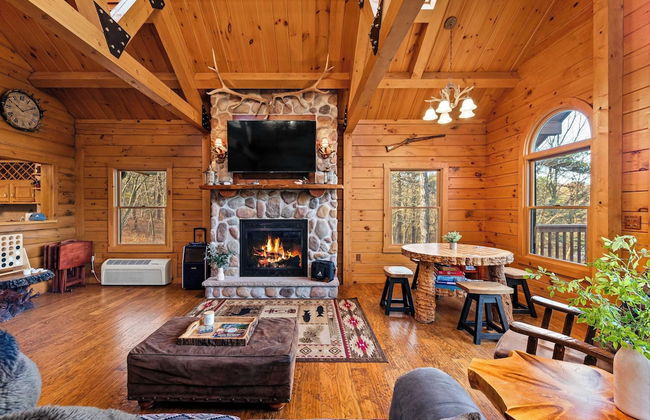 Deer Haven Cabin by Avantstay Waterfront Dock + Firepit - Photo 36