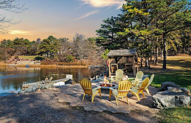 Deer Haven Cabin by Avantstay Waterfront Dock + Firepit - Photo 28