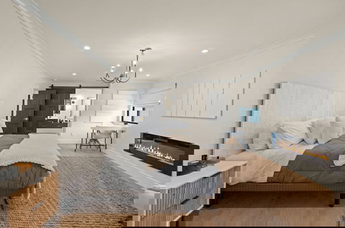 Foto 7 - Oakland Hills Farmhouse Stunner + Game Room + Ac