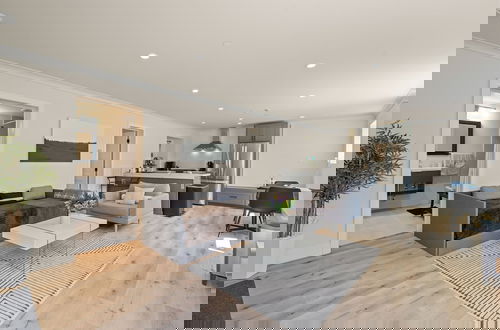 Foto 12 - Oakland Hills Farmhouse Stunner + Game Room + Ac