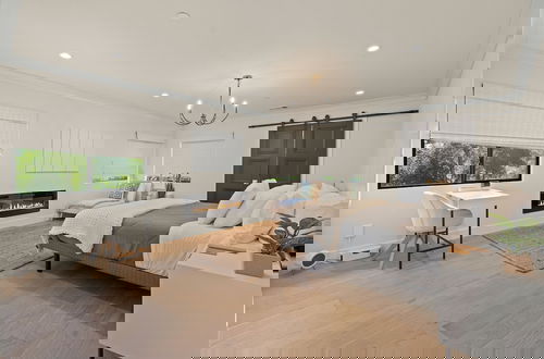 Foto 6 - Oakland Hills Farmhouse Stunner + Game Room + Ac