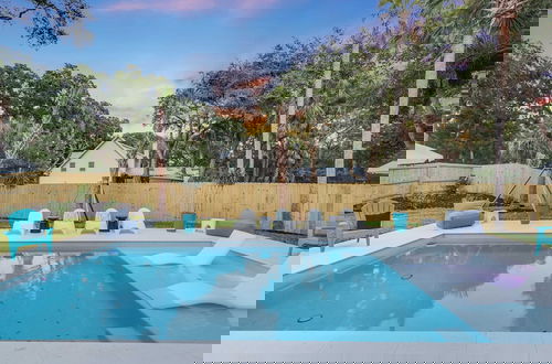 Foto 61 - Southern Oasis by Avantstay 0.5mi Walk to the Beach, Pool, Patio, Large Yard