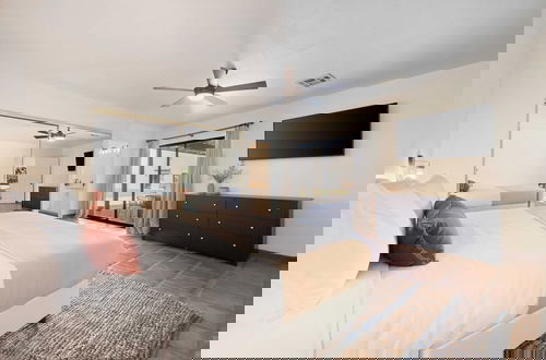 Foto 4 - Starlight Estate by Avantstay 26 People! Architectual Mansion w/ Pool, Tennis Court, Game Room