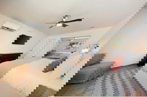 Foto 29 - Starlight Estate by Avantstay 26 People! Architectual Mansion w/ Pool, Tennis Court, Game Room