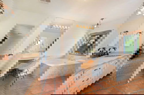 Foto 22 - Starlight Estate by Avantstay 26 People! Architectual Mansion w/ Pool, Tennis Court, Game Room