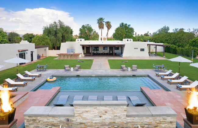 Starlight Estate by Avantstay 26 People! Architectual Mansion w/ Pool, Tennis Court, Game Room - Foto 1