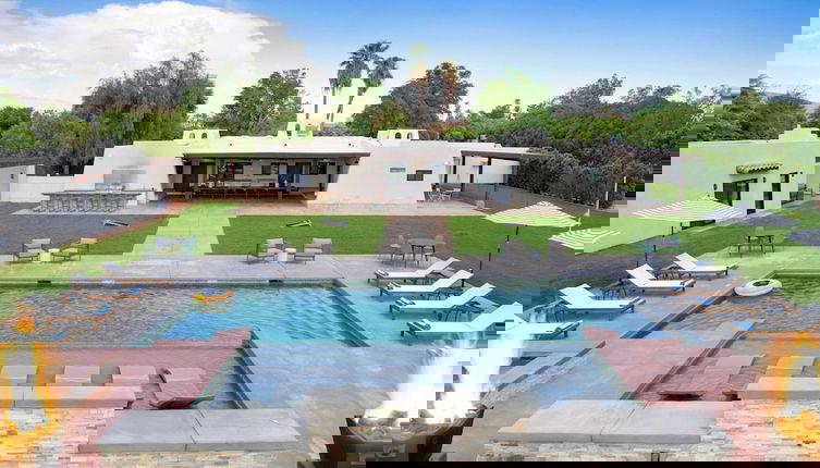Foto 1 - Starlight Estate by Avantstay 26 People! Architectual Mansion w/ Pool, Tennis Court, Game Room
