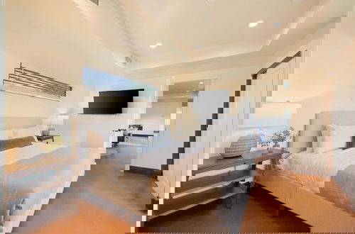 Foto 2 - Starlight Estate by Avantstay 26 People! Architectual Mansion w/ Pool, Tennis Court, Game Room