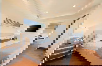 Foto 2 - Starlight Estate by Avantstay 26 People! Architectual Mansion w/ Pool, Tennis Court, Game Room