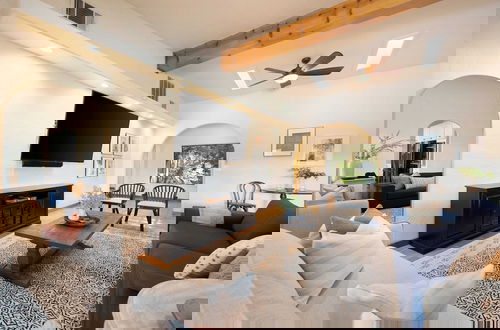 Foto 9 - Starlight Estate by Avantstay 26 People! Architectual Mansion w/ Pool, Tennis Court, Game Room