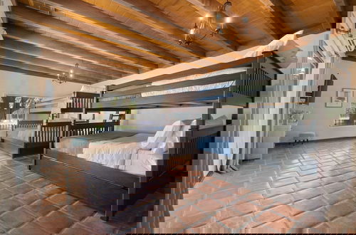 Foto 8 - Starlight Estate by Avantstay 26 People! Architectual Mansion w/ Pool, Tennis Court, Game Room