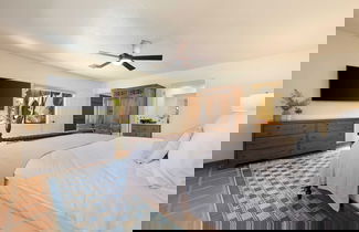 Foto 3 - Starlight Estate by Avantstay 26 People! Architectual Mansion w/ Pool, Tennis Court, Game Room