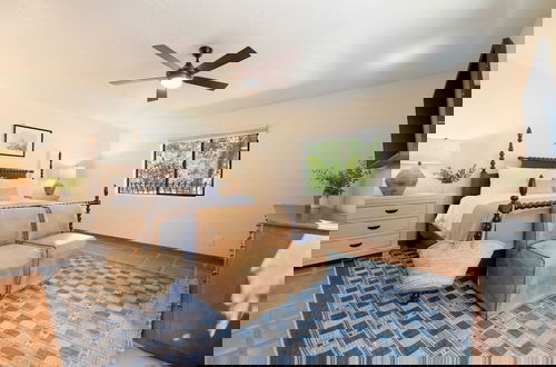 Foto 6 - Starlight Estate by Avantstay 26 People! Architectual Mansion w/ Pool, Tennis Court, Game Room