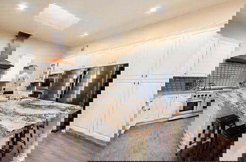 Foto 50 - Starlight Estate by Avantstay 26 People! Architectual Mansion w/ Pool, Tennis Court, Game Room