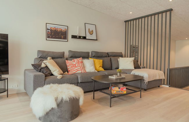 Luxurious Waterfront Retreat | Spectacular Views - Photo 12