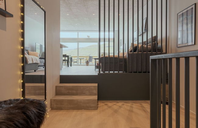 Luxurious Waterfront Retreat | Spectacular Views - Photo 10