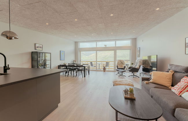 Luxurious Waterfront Retreat | Spectacular Views - Photo 9