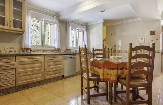 Charming Holiday Home in Calpe With Barbeque - Foto 3