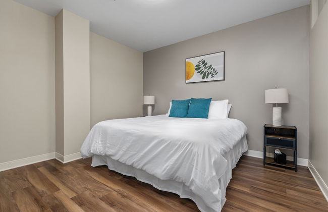 Sleek 2BR Downtown Retreat with Gym - Foto 8