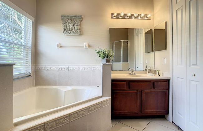 Fantastic 7 Bed 6 Bath in Prestigious Gated Comm - Foto 45