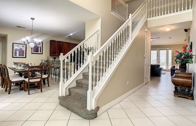 Fantastic 7 Bed 6 Bath in Prestigious Gated Comm - Foto 9