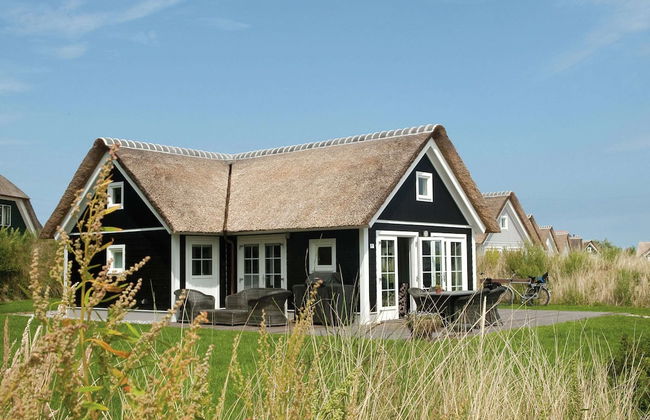 Thatched Holiday Home With two Bathrooms Near the Sea - Foto 1