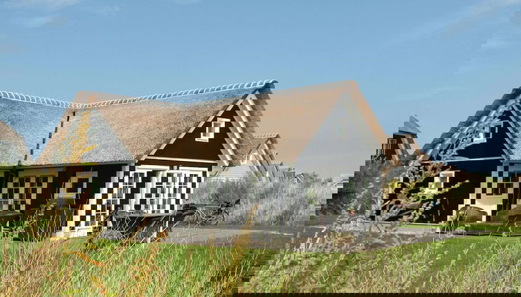 Foto 1 - Thatched Holiday Home With two Bathrooms Near the Sea