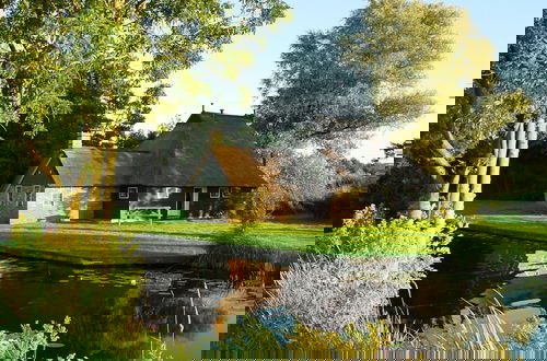 Photo 9 - Stylish Thatched Villa with 2 Bathrooms near Giethoorn