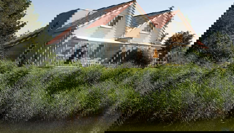 Foto 1 - Holiday Home on the Water in Friesland