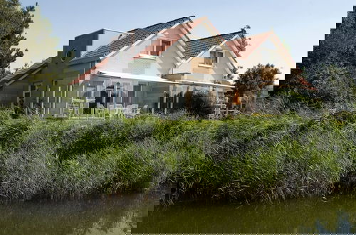 Foto 1 - Holiday Home on the Water in Friesland