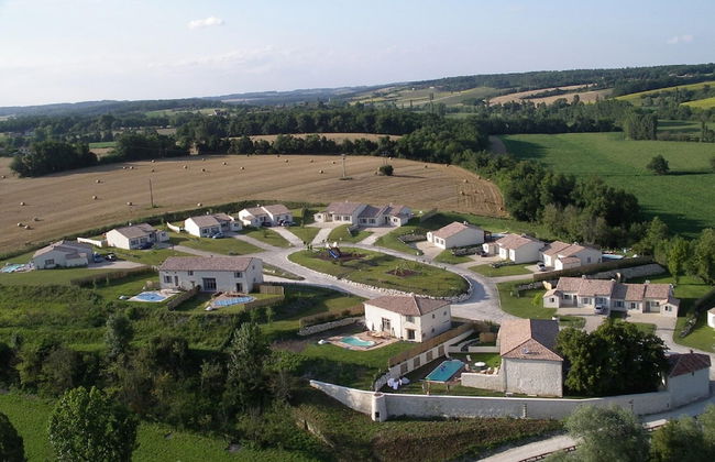Luxury Villa With Covered Terrace in Chalais - Photo 16