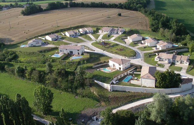 Luxury Villa With Covered Terrace in Chalais - Photo 19
