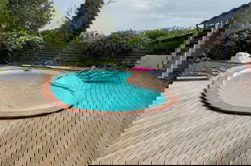 Foto 22 - Luxury Villa With Covered Terrace in Chalais