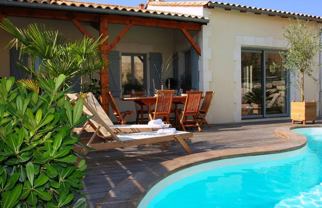 Luxury Villa With Covered Terrace in Chalais - Photo 17