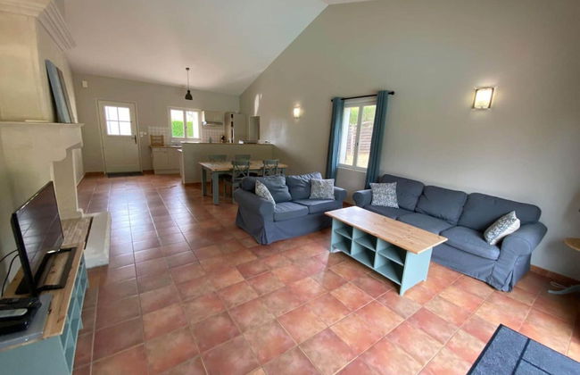 Luxury Villa With Covered Terrace in Chalais - Photo 10