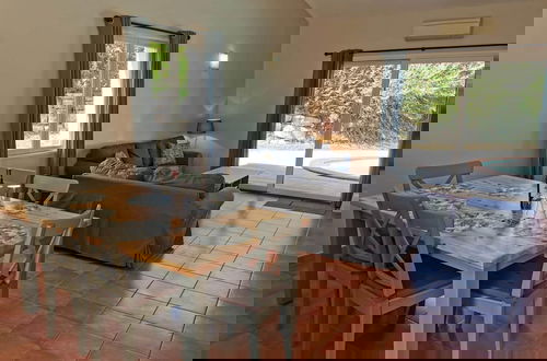 Foto 30 - Luxury Villa With Covered Terrace in Chalais