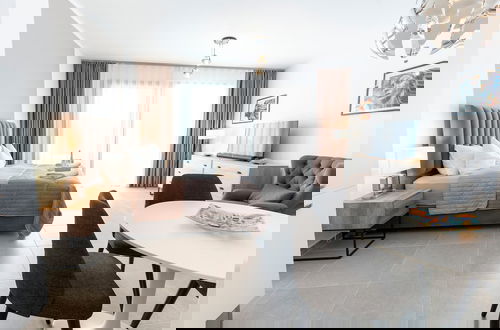 Foto 8 - Bright and Lovely Furnished Studio Apartment