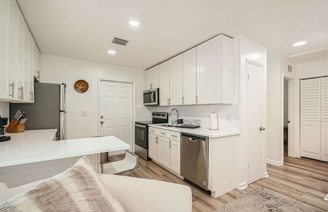 Amazing 2BR walking distance to Beach - Photo 13