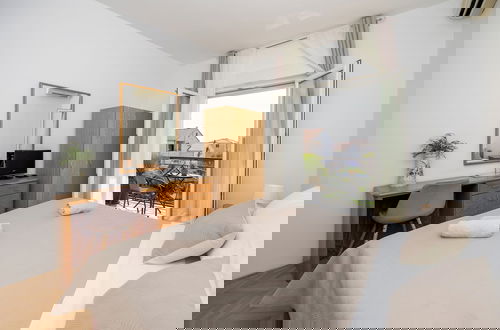 Foto 5 - Double bed Room With Private Bathroom and Balcony