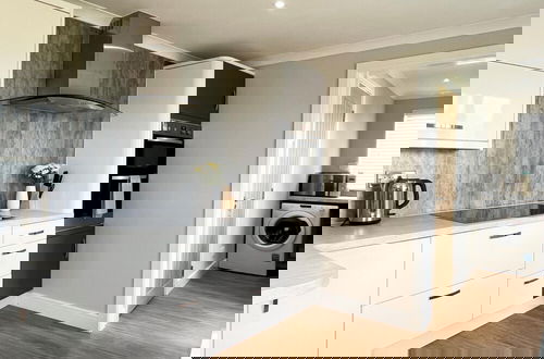 Foto 8 - Gorgeous Spacious Bungalow Serene Garden Parking