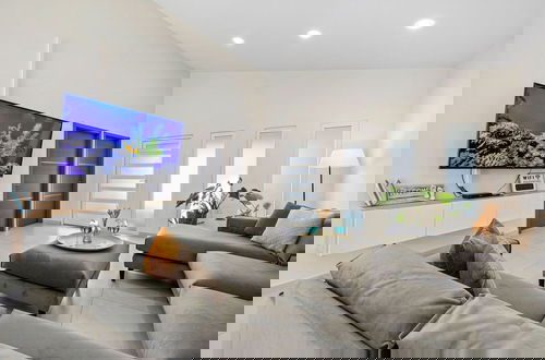 Foto 6 - NEW Modern 3BR 3BA Private Pool Centrallylocated