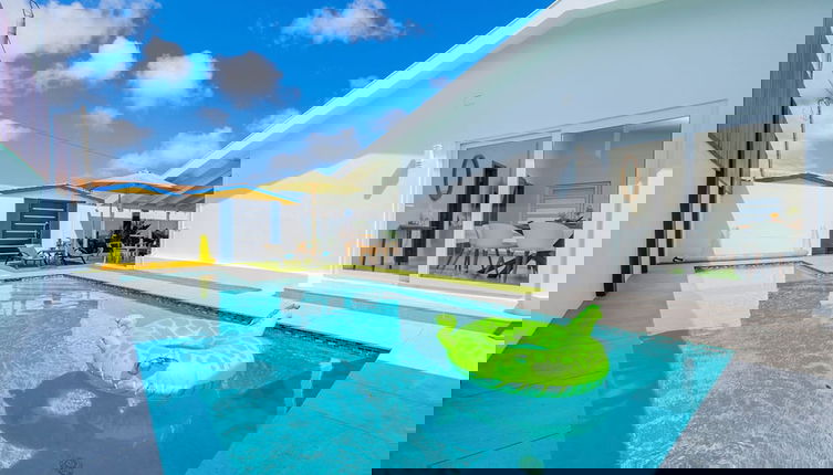 Foto 1 - NEW Modern 3BR 3BA Private Pool Centrallylocated
