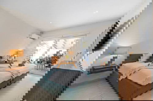 Foto 7 - NEW Modern 3BR 3BA Private Pool Centrallylocated