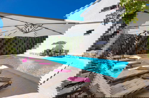 Photo 14 - House Rose With Private Pool And Garden