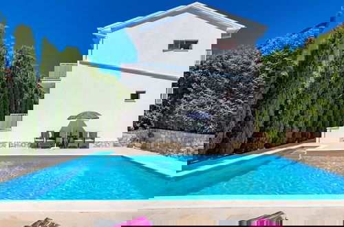 Photo 17 - House Rose With Private Pool And Garden