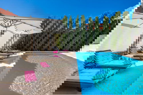 Photo 15 - House Rose With Private Pool And Garden