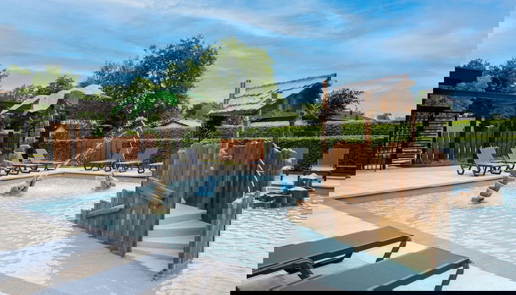 Foto 1 - Beautiful Chalet With a Terrace, in a Holiday Park