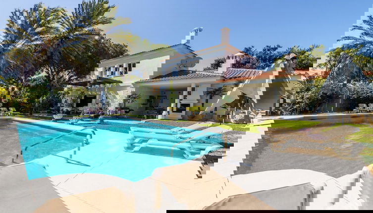 Foto 1 - Golden Villa Luxury Pool Retreat & Beach