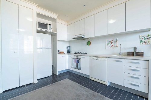 Photo 6 - Modern 1 Bedroom Apartment in Southbank